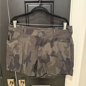 Prana Halle Short II in Charcoal Camo NWT